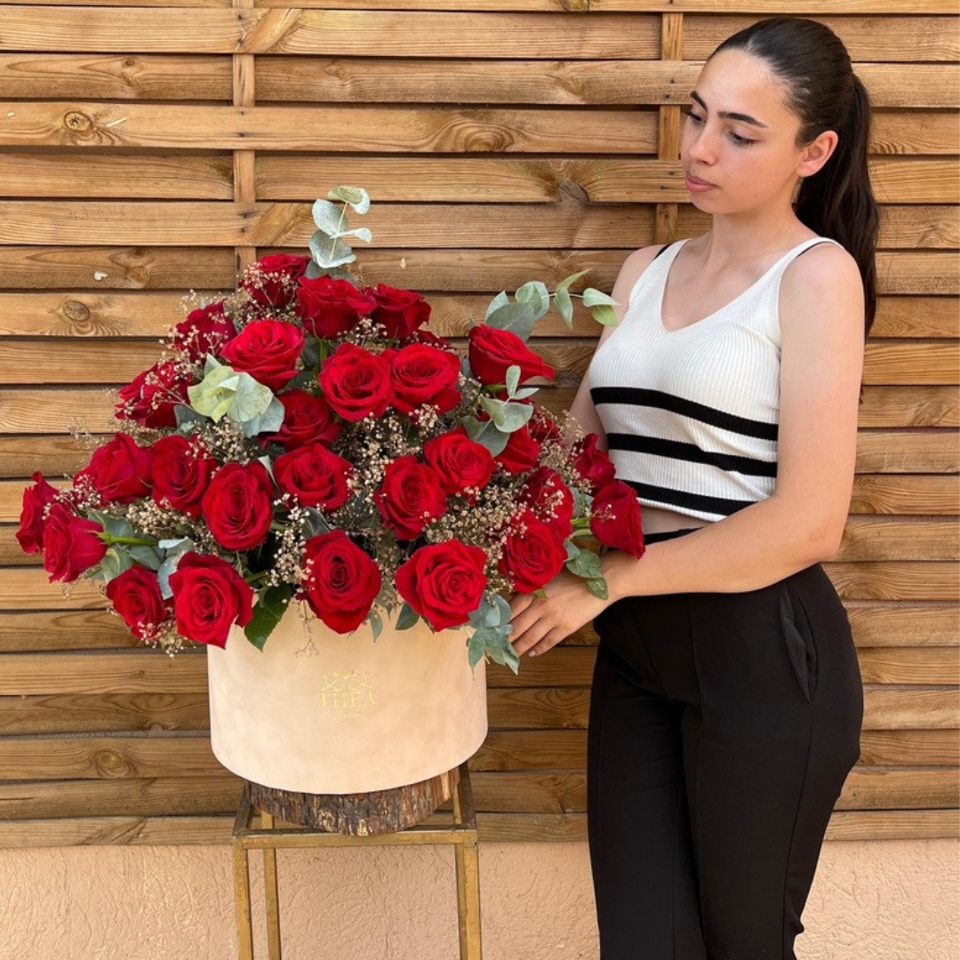 Cutia cu trandafirii rosii